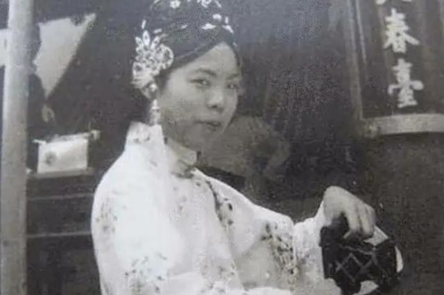 1953年，北京一中年妇女临终前向丈夫吐露秘密：我曾是大清皇妃
 
文绣出生于1