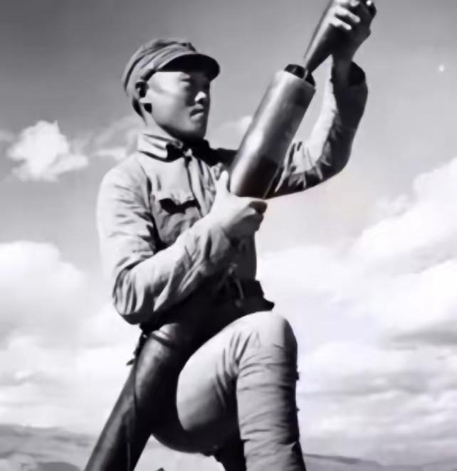 1945年，在山上休息的迫击炮手陈宝柳，忽然发现30多个日军和几个女人，正在不远