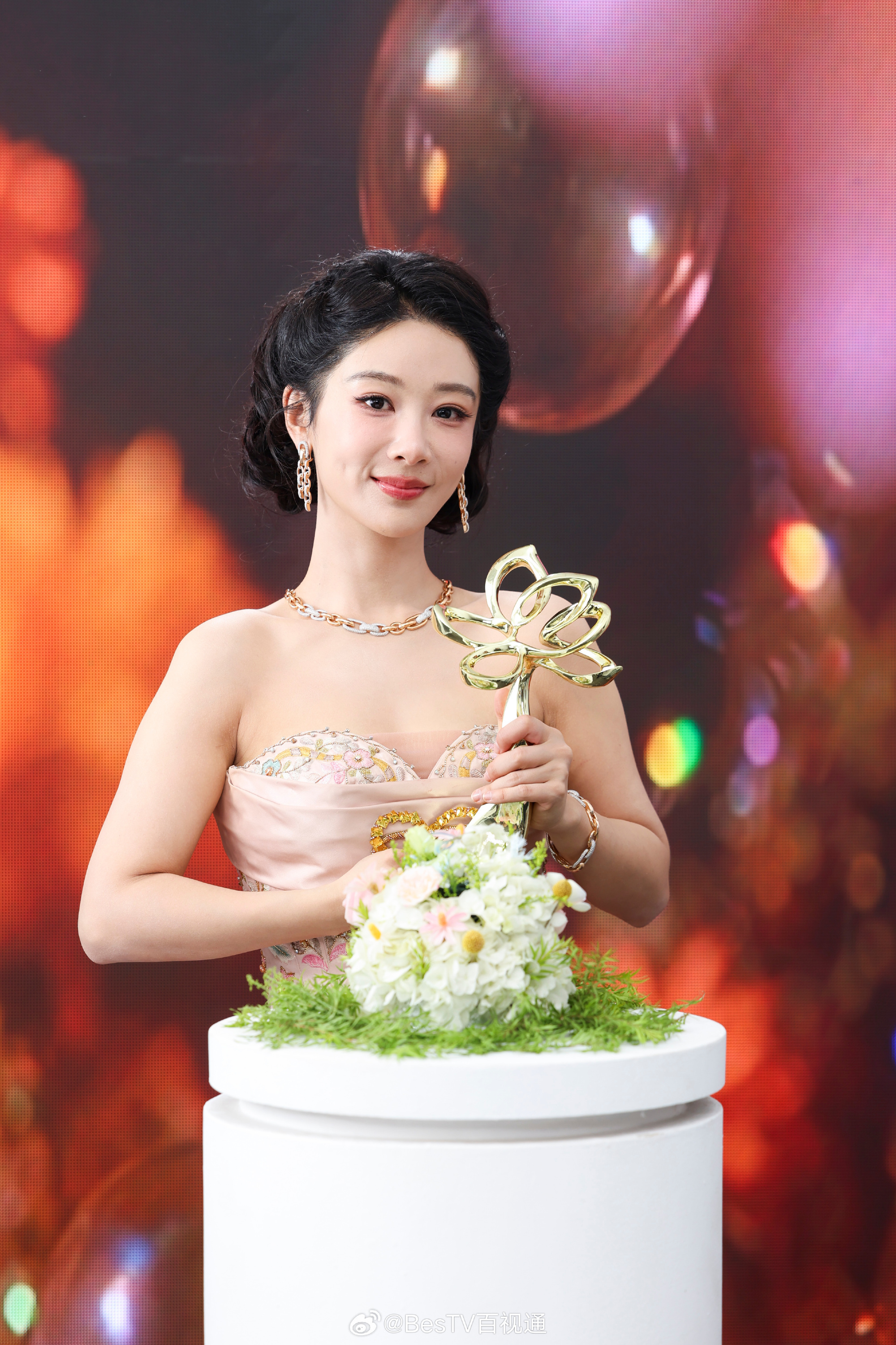 杨紫  yz杨紫董竹君 yz杨紫玉兰花开君再来 “你可以追逐闪电，你可以沐浴阳光