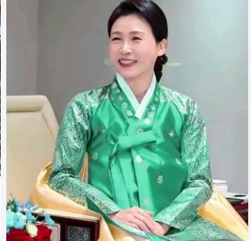 金惠景这颜值，搭配这身衣服，想描述几句都觉得“理屈词穷”评论无从下手，是拿沉鱼落