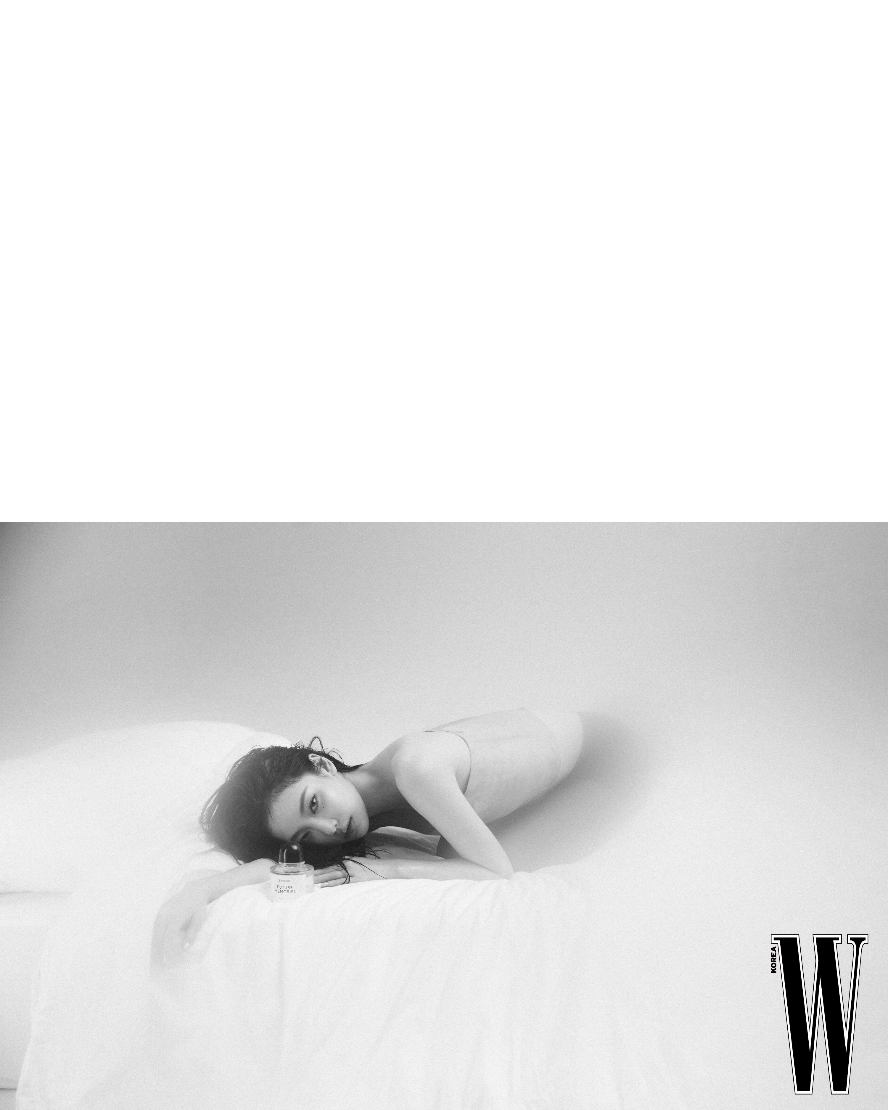 宁艺卓亮相韩版《W》新期Beauty刊封面，带来香氛品牌BYREDO的宣传曝光，