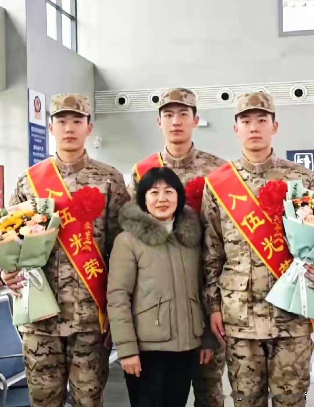 昨天刷到一条视频，反复看了三遍，眼眶湿了又干，干了又湿。
画面里，一位慈祥的母亲