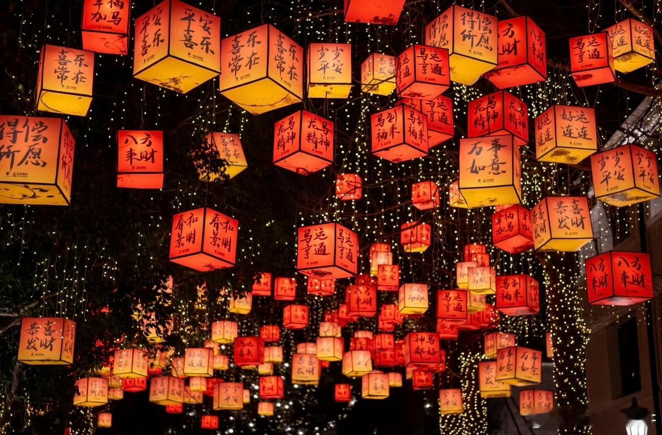 就这样接棒新年主理人年轻人年味套装从夯到拉 接棒当春节主理人超赞！抛掉老套三件套