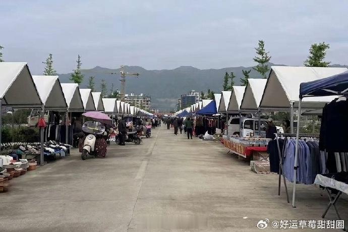 台州三门精细化治理让乡村集市更美好 近日，台州三门亭旁集镇迎来大变样！曾经赶集日