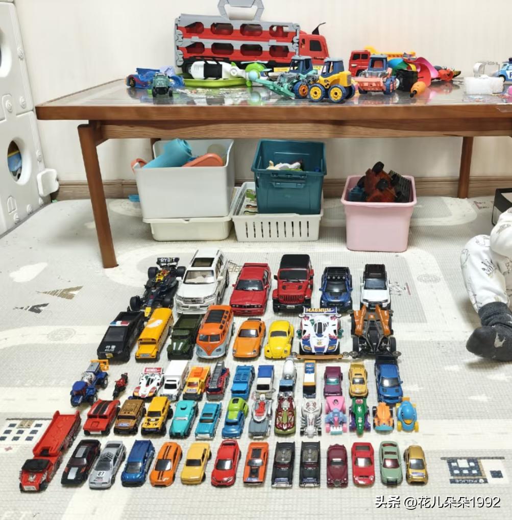 男孩分为4个帮派:
1.汽车派
2.挖掘机派
3.奥特曼派
4.恐龙派
你家的熊