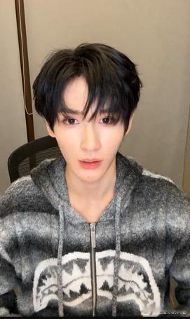 余宇涵突袭直播 跟家人路过我房间凑过来看，都问这小孩怎么这么帅！余宇涵正在突袭直