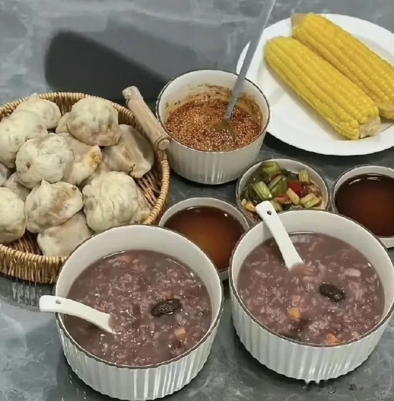 这份早餐是不是现在大家常吃的早餐类型啊！不过，太北方化了，包子，玉米，粥，咸菜，