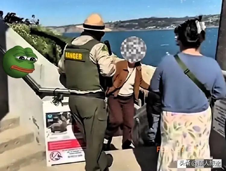 真的太丢人了！中国一家六口在美国加州拉霍亚海湾游玩，两个孩子竟多次用泥巴、沙石砸