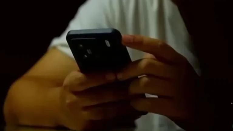 一次甜蜜网恋，竟在通话中突现陌生男声——王先生的“女友”瞬间失联，揭开了一场精心