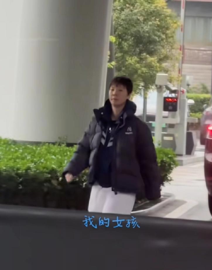 王曼昱今日离开WTT重庆冠军赛官方酒店，与国乒团队一起前往成都。参加对澳门世界杯