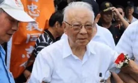 主管国民党"反共宣传"半辈子的二级上将晚年公开认错,99岁亲笔信戳破"反共"老底