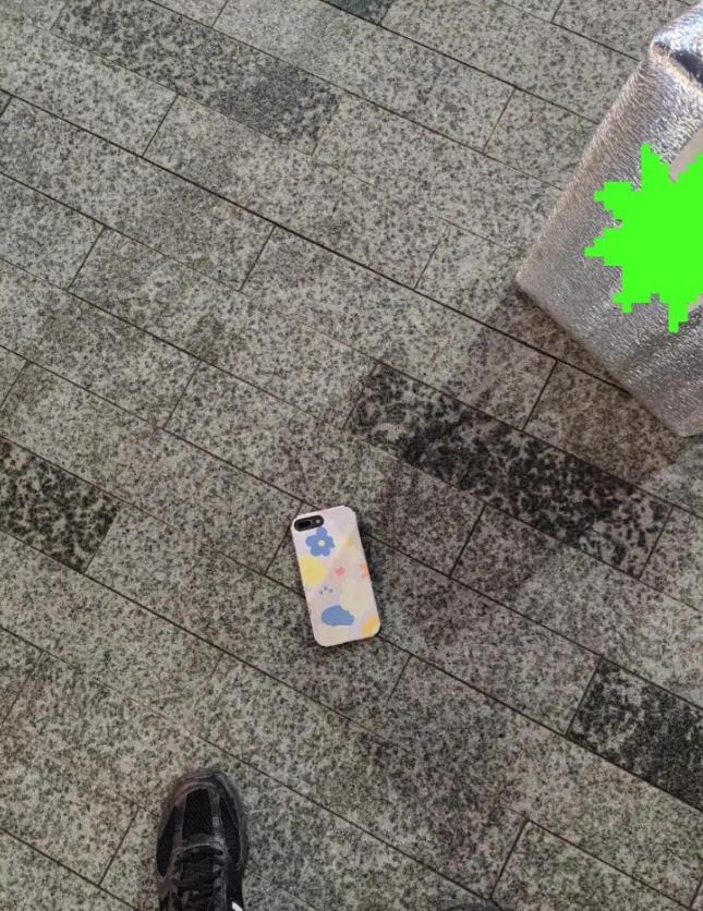 北京，男子走路上捡到一部手机，失主着急打来电话恳求归还，男子爽快答应，并把手机放