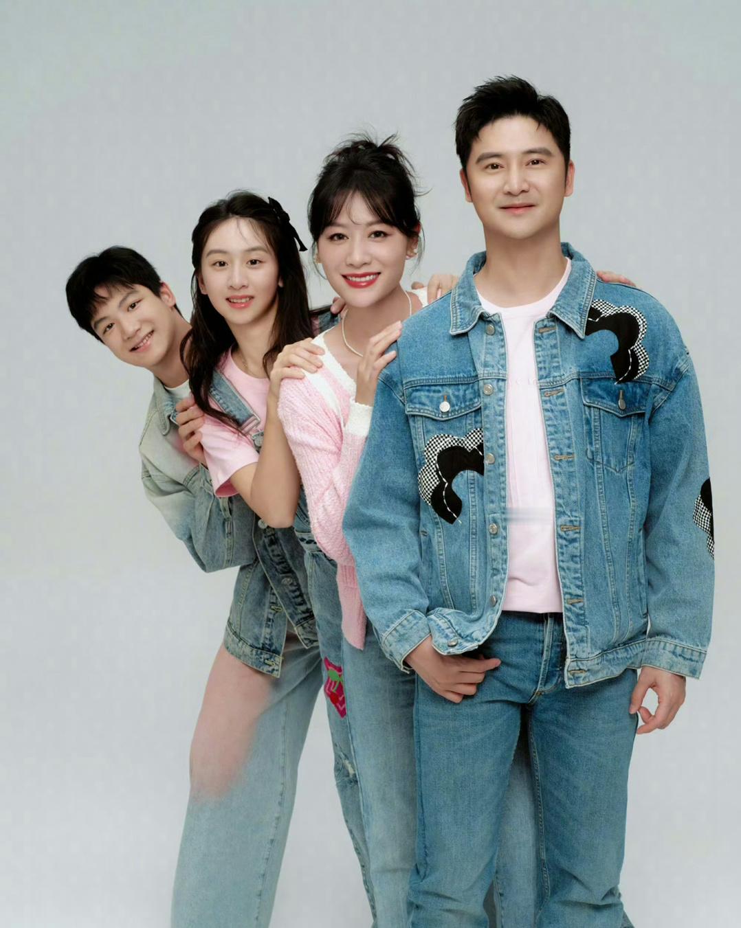 田亮晒一家四口全家福👨👩👧👦，果然女儿像爸爸儿子像妈妈啊[doge]森碟