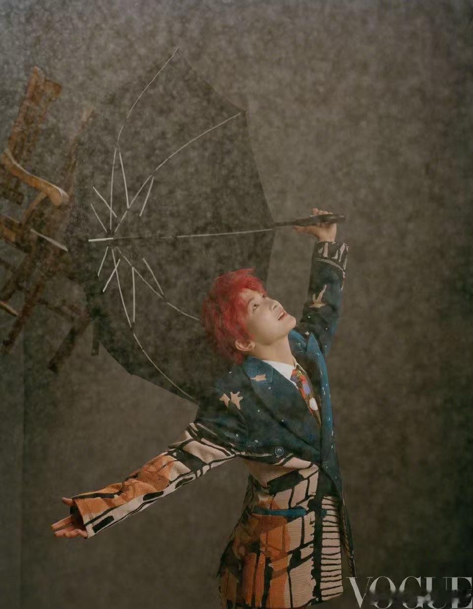 周深大鱼变大马 看周深在辽宁春晚这一嗓子，大鱼变大马毫无违和感，反而成了全场最大