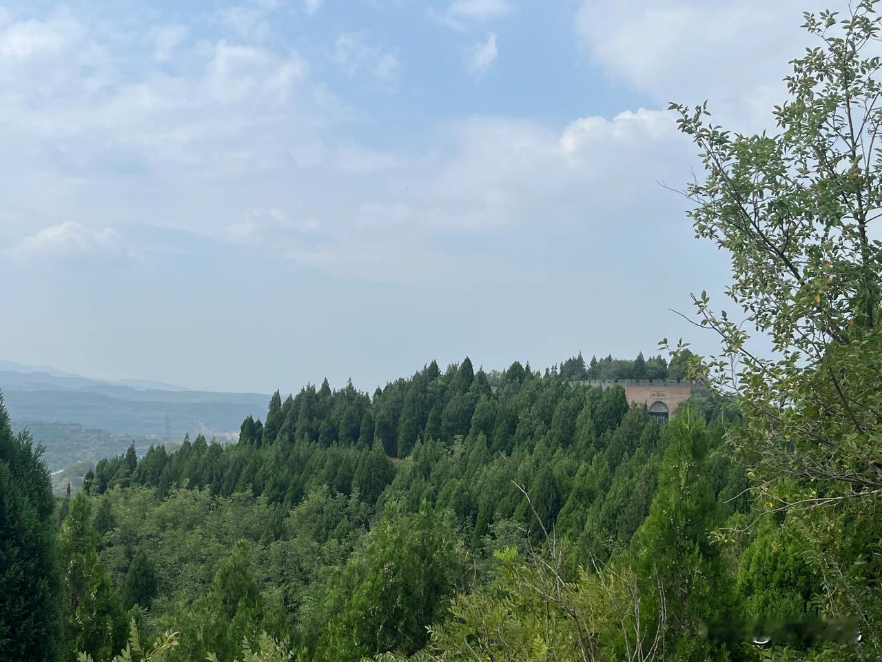  今日得宽馀，重上高阳山。看着这美景想到毛主席的一句“踏遍青山人未老，风景这边独