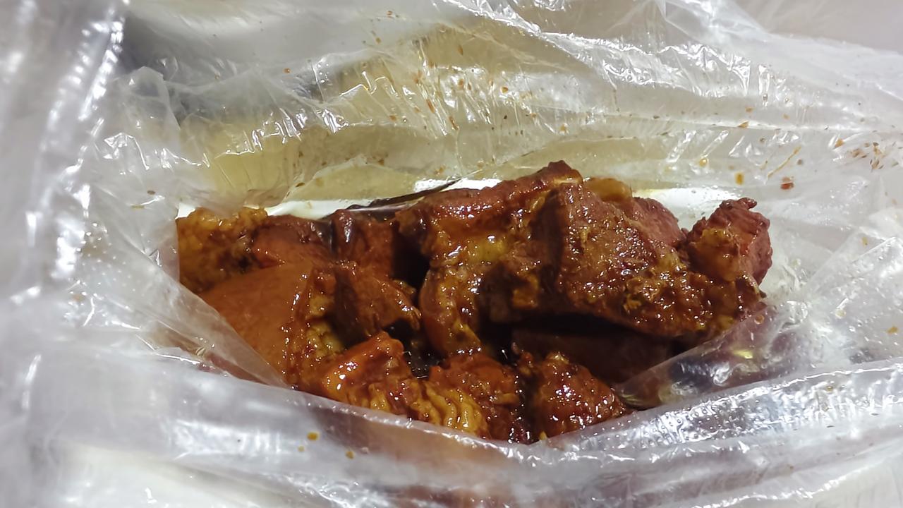 和小胖常年吃两顿饭，今天下午可能是吃太早了，刚才和小胖都有点饿了。
我们住得偏，