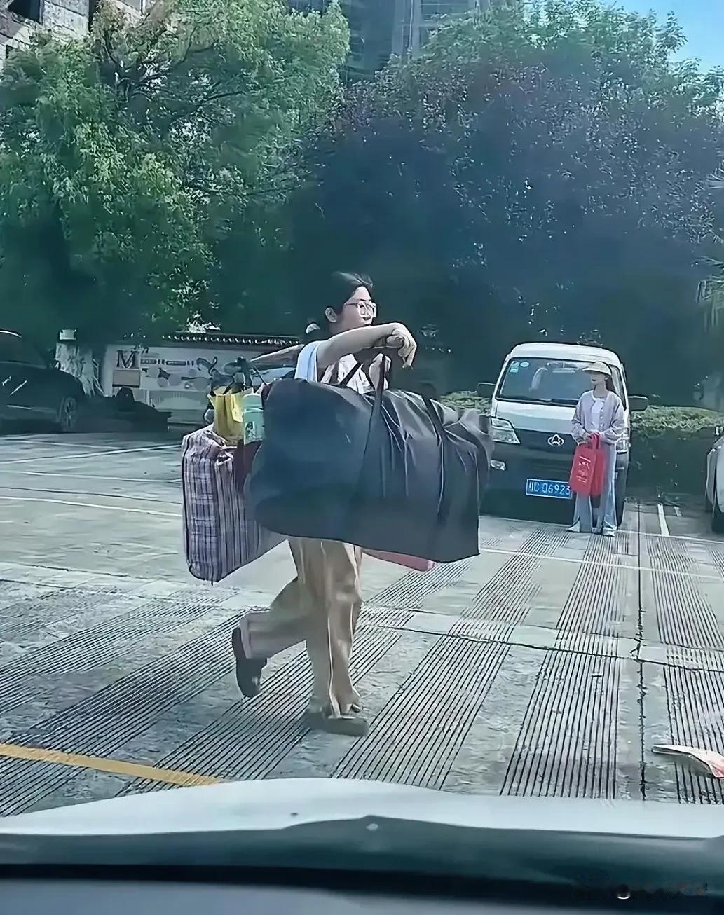 高考落幕，没有花束，无人迎接，独自一人肩挑行李归家，这样的孩子定不会走错考场，不