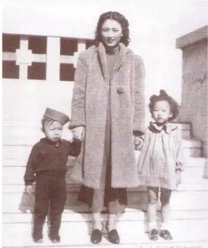 1967年2月1日凌晨，上海一家医院接收了
两女一男，医生匆忙写好死亡证明，随后