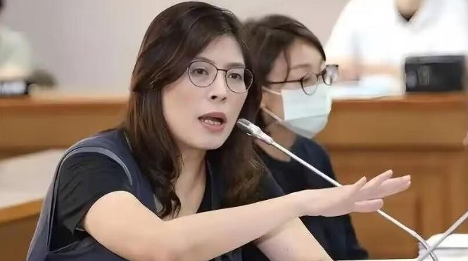 谁能想到，一个在岛内民调里被无情踩到4%谷底的“垫底王”，竟只用了不到72小时，