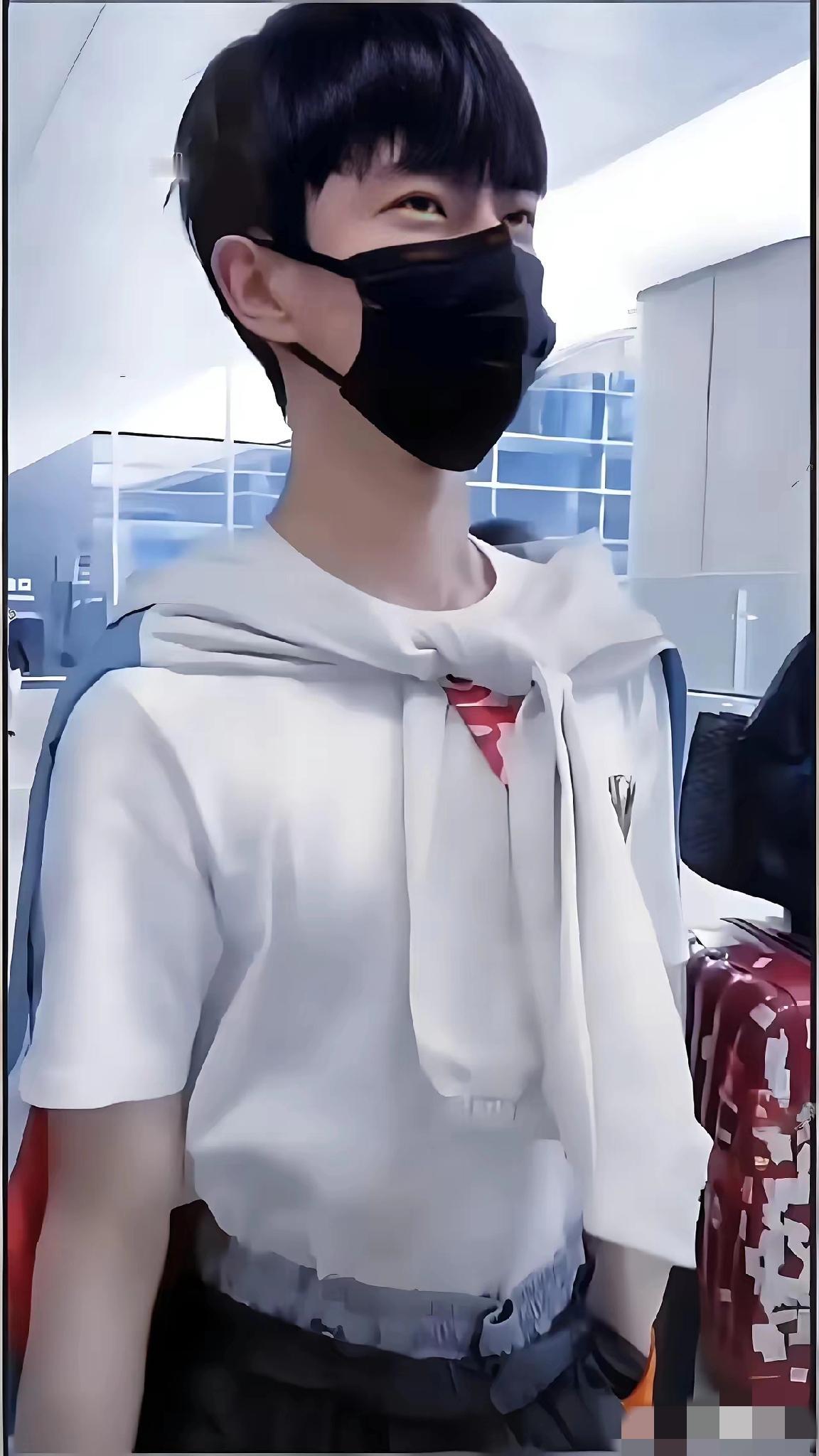 你敢相信吗？明星会穿缝补的裤子！
 
松紧带松了还舍不得扔，自己动手缝补继续穿，