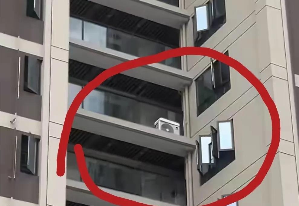 7月12日福建福州，一男子下班后回家，突然发现自家门口，竟然多了一台空调外机！仔
