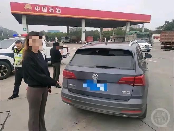 近日，重庆某高速公路上，美籍华裔蔡女士因超速驾驶被交警拦截。她刚从美国归来，手握