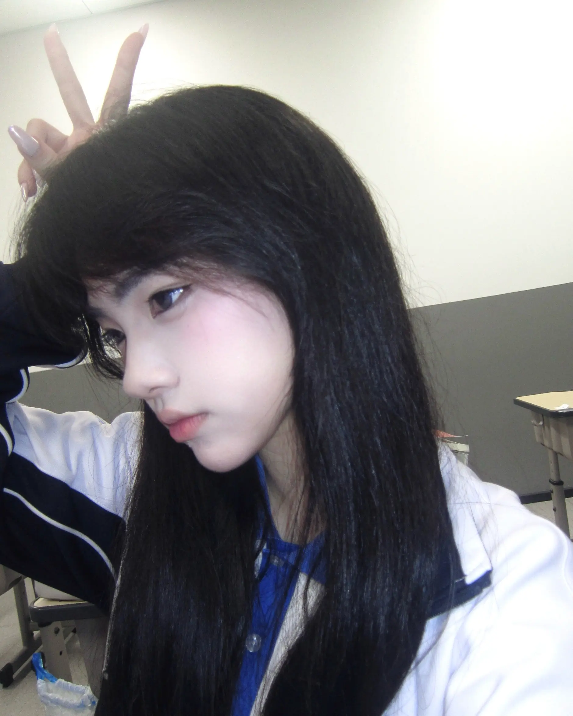 不准跟比我可爱的女孩说话