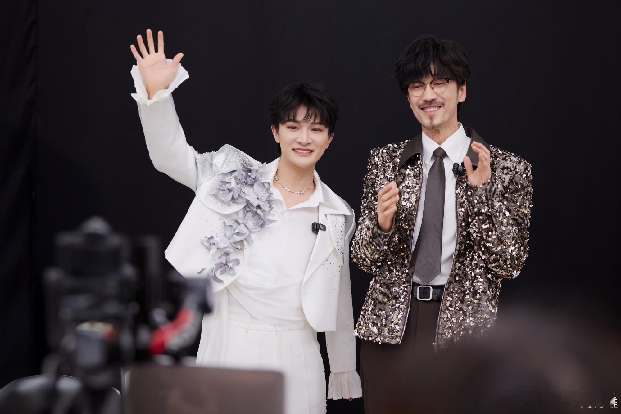 周传雄周深合照周传雄晒与周深合照 周传雄晒与周深合照 