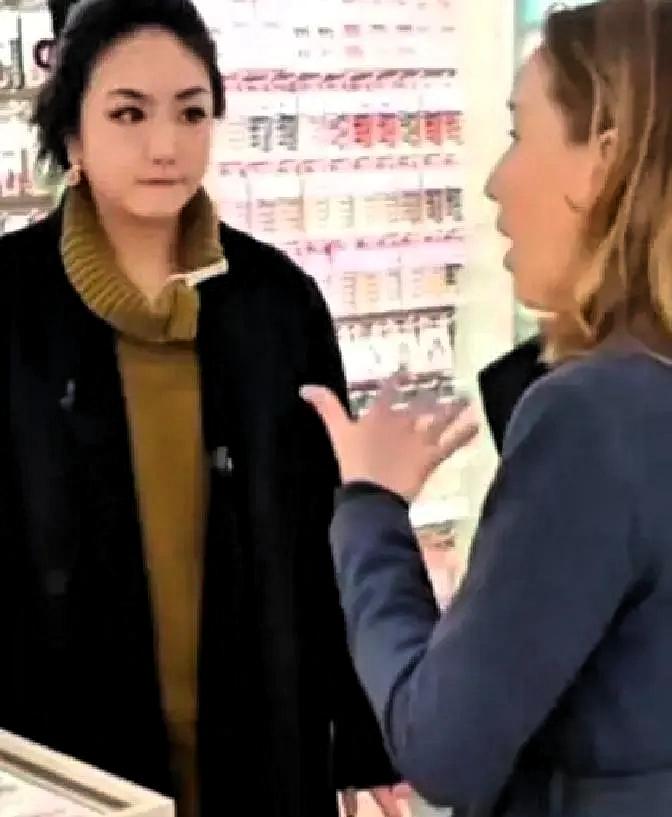 义乌商贸城，一个卖文具的姑娘，被美国记者堵在了摊位前
 
记者问到美国计划自建小