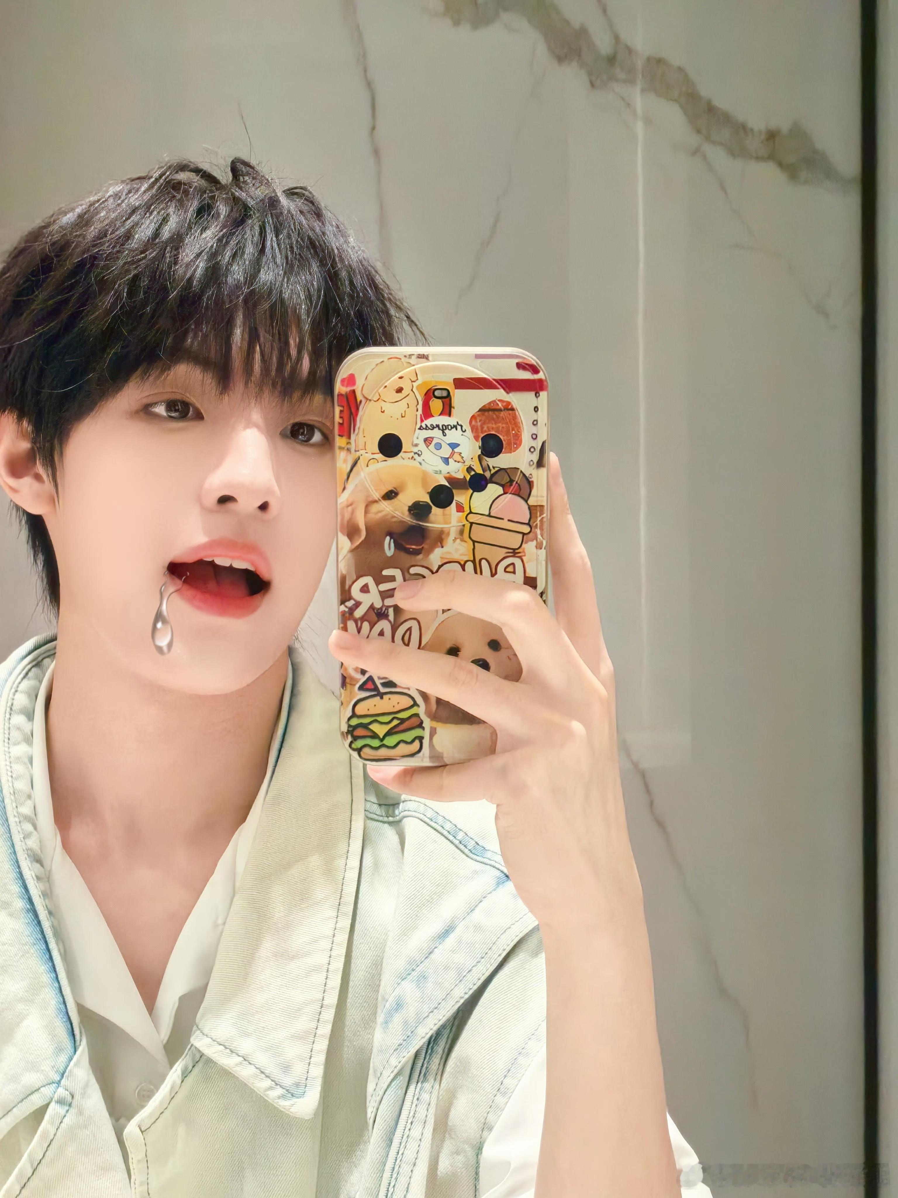#禹事不慌张# 💚#和张泽禹的纪实陪伴# 天啊他在学手机壳上的小狗🤤​​​