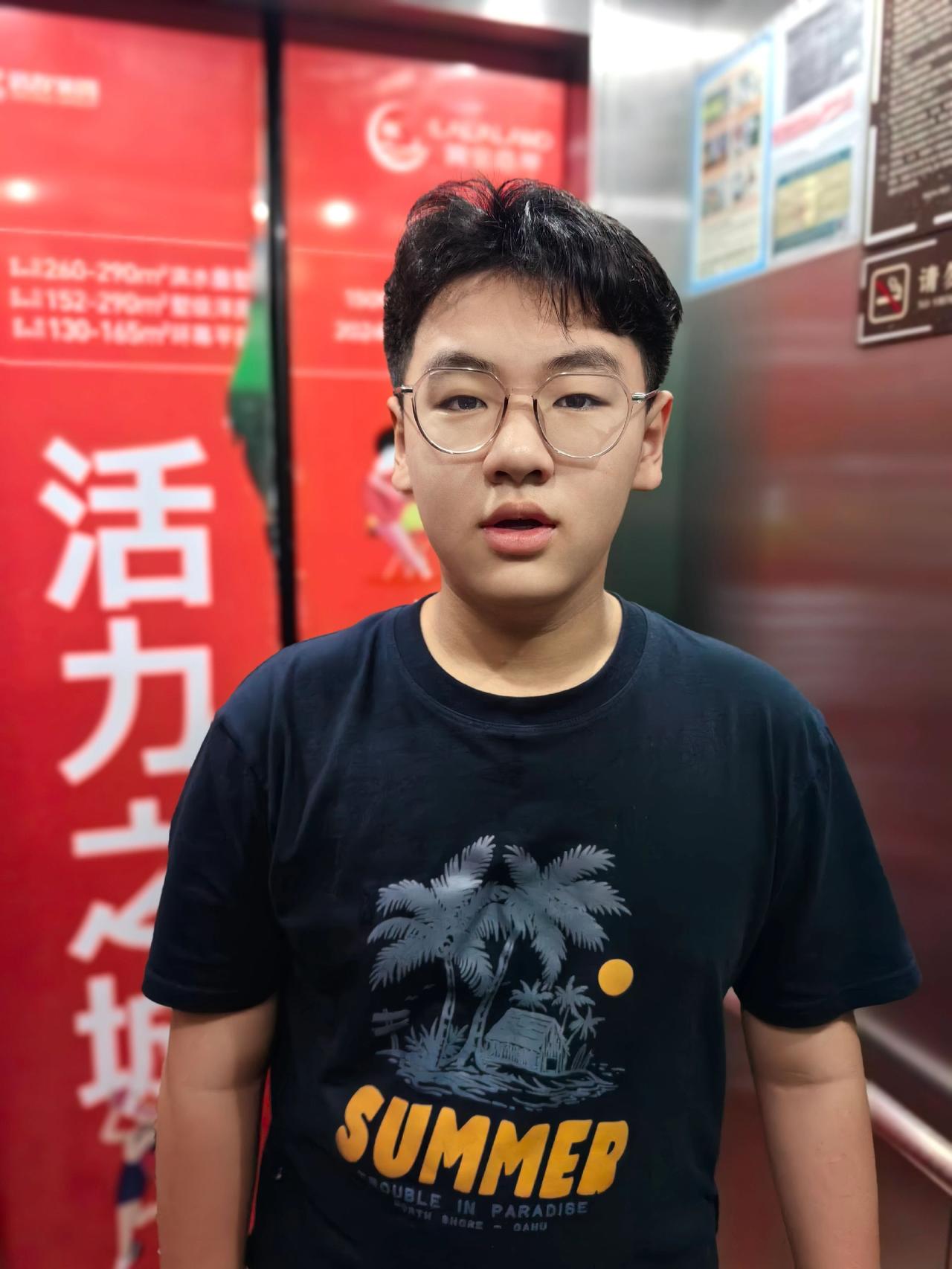 准初一的娃，每天形象管理不低于一个小时。尤其是这时兴的发型，胡德禄都做不了。