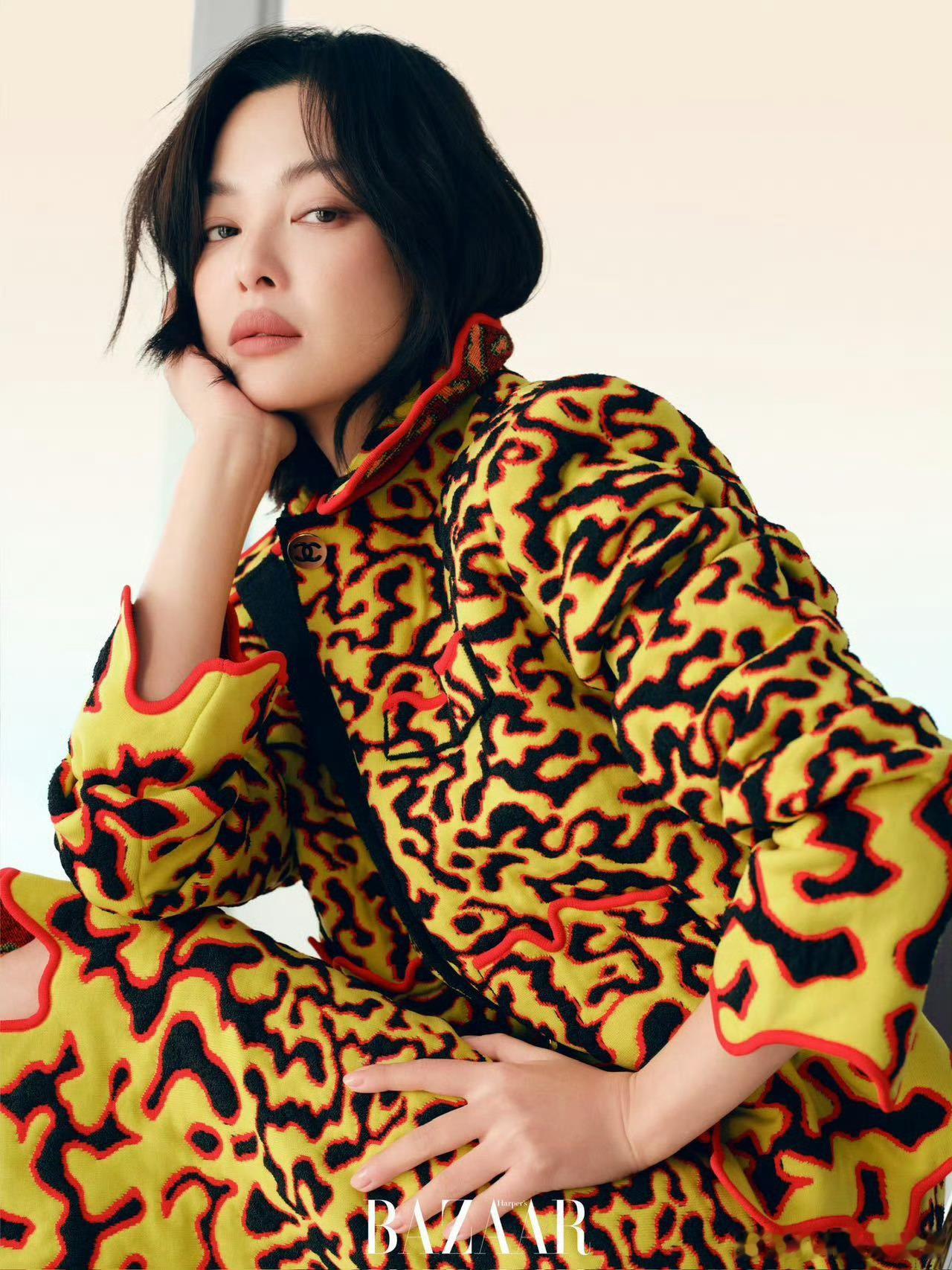 辛芷蕾穿去年一眼相中的衣服拍封面辛芷蕾把年度挚爱穿成芭莎封面，又美又飒，实力圆梦