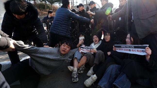 据韩国媒体报道，当地时间1月6日，韩国警方逮捕了企图闯入韩国总统府的20名大学生