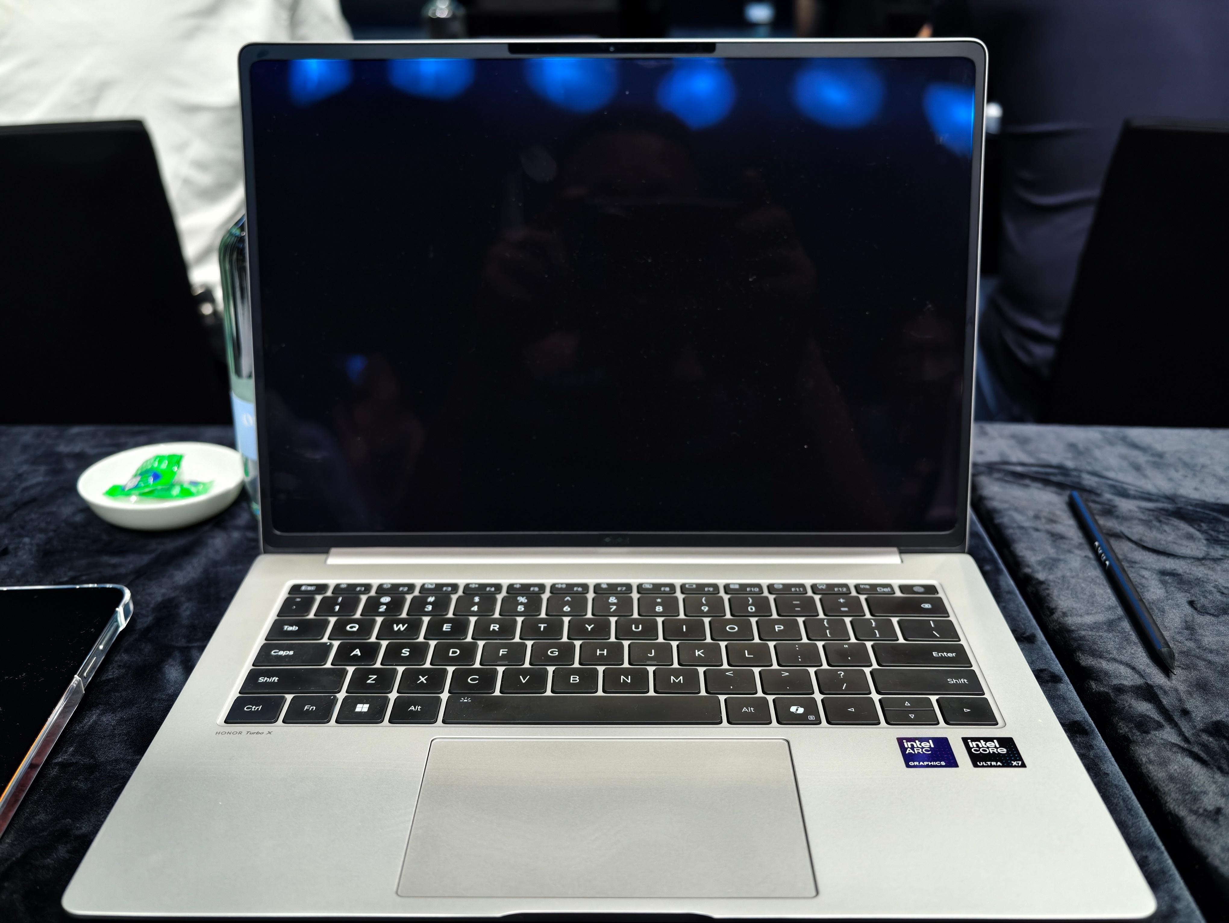 现在的主力笔记本：荣耀MagicBook Pro 14，很好的兼顾了便携、续航和
