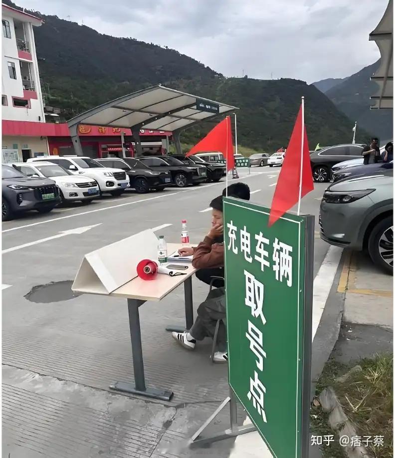 车企锁电汽场全开 先不要点评也不要被AI带节奏，首先车企锁电这件事肯定是真的，说