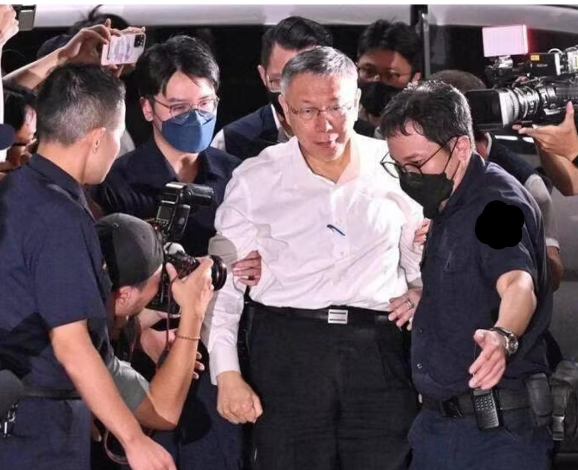 最近台湾岛内的政坛颇有些热闹可看，最大的新闻就是民众党主席柯文哲因涉嫌贪污，于8