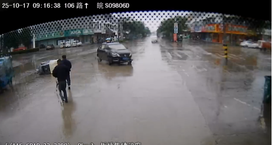 雨天三轮侧翻老人被困 公交驾驶员与群众合力救援