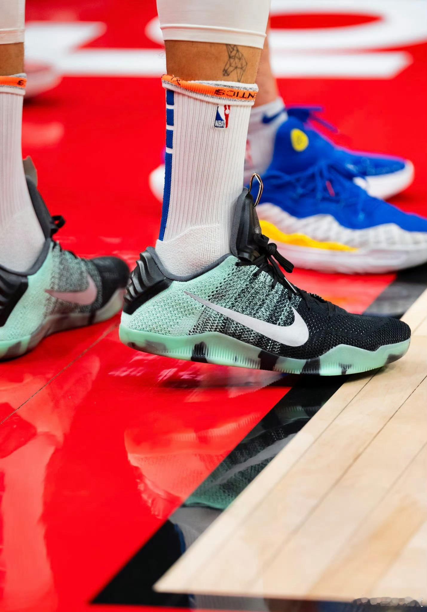 库里今日份上脚，致敬还在继续🫡2016年科比最后一届全明星赛上穿过的"全明星"