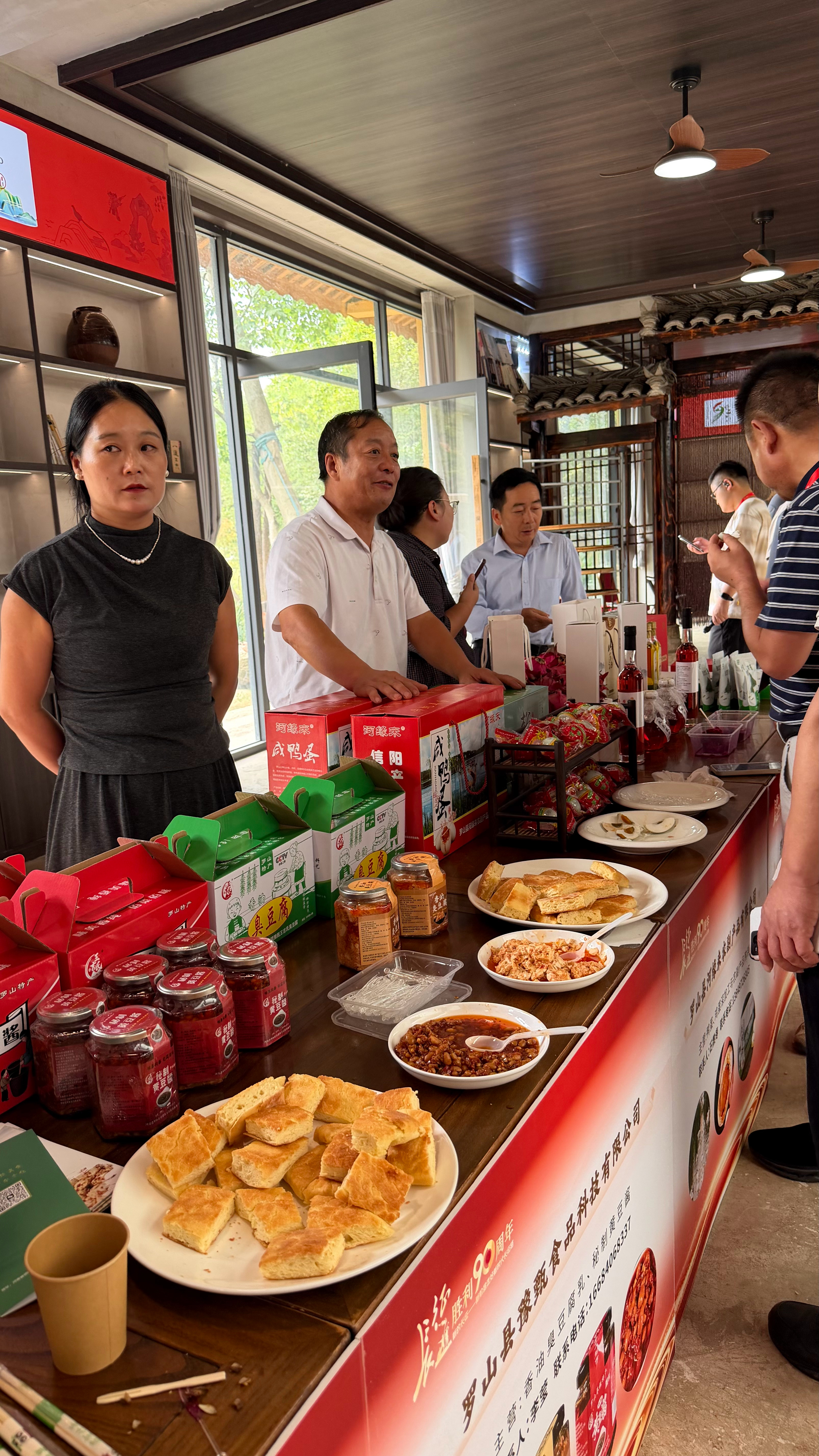 大别山深处的何家冲，既是红二十五军长征出发地，也坐拥得天独厚的山林资源。这片浸染