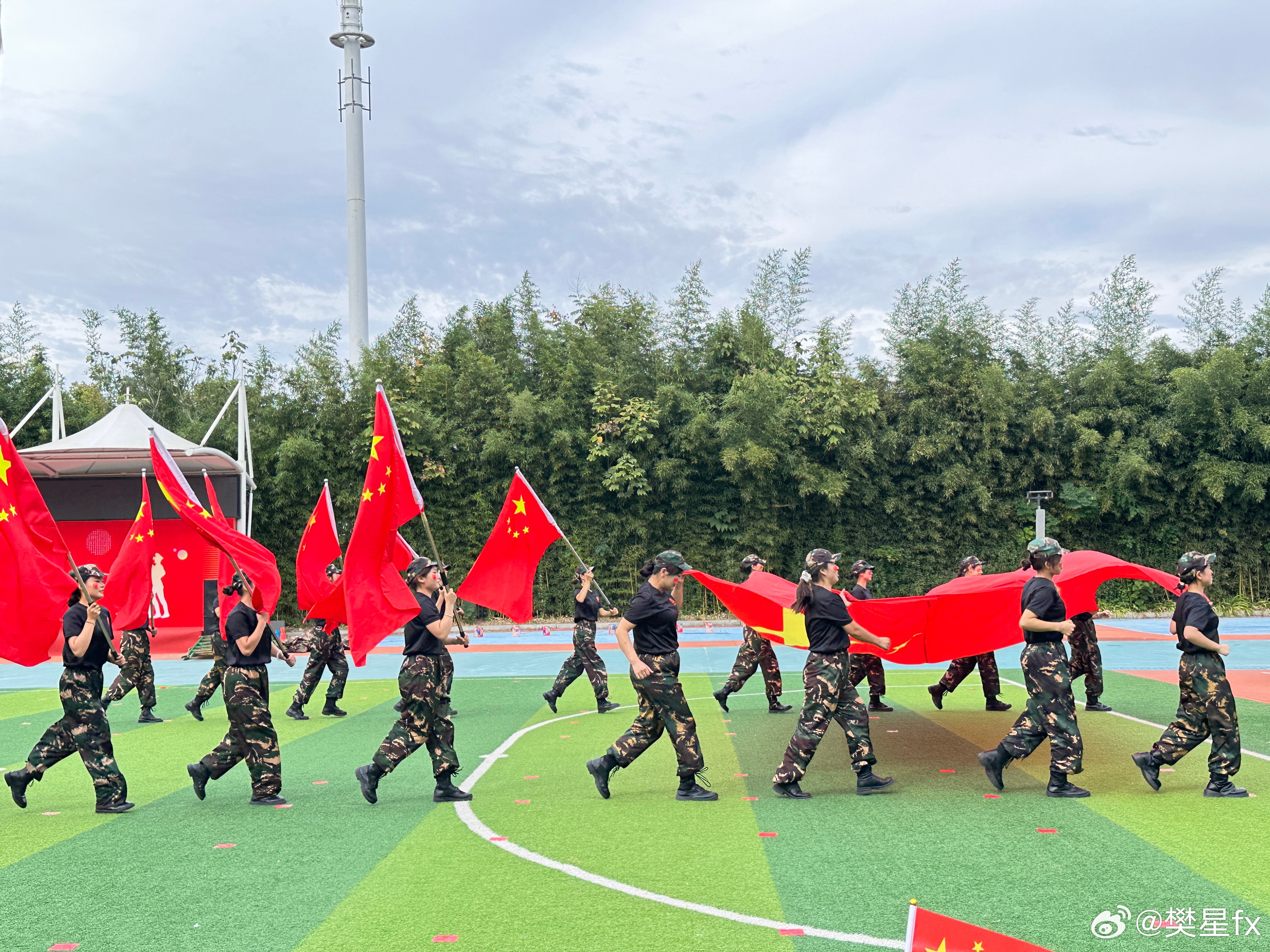 这个周末陪孩子参加了幼儿园的运动会，又吃了汉堡，也是充实快乐的周末啦！💕💕?