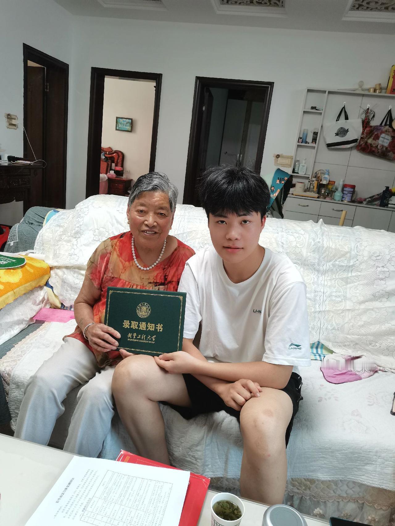 录取通知书收到了，虽然不是最好但也已知足，未来的路还很长，努力奔赴属于你的人生，