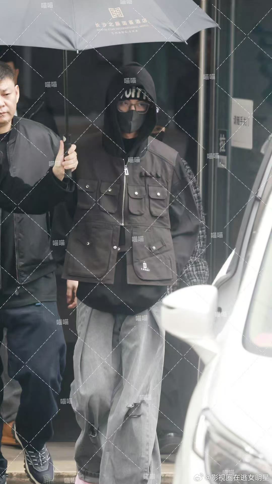 王鹤棣黑衣连帽look ​​​王鹤棣疯狂好六夜上班路透?～期待他的表现！ ​​​