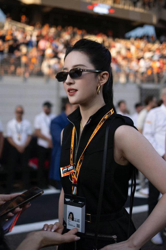 才看到居然戴了耳环，第一眼看到就是美貌，完全没注意到耳环，又美又飒！
刘亦菲瘦了