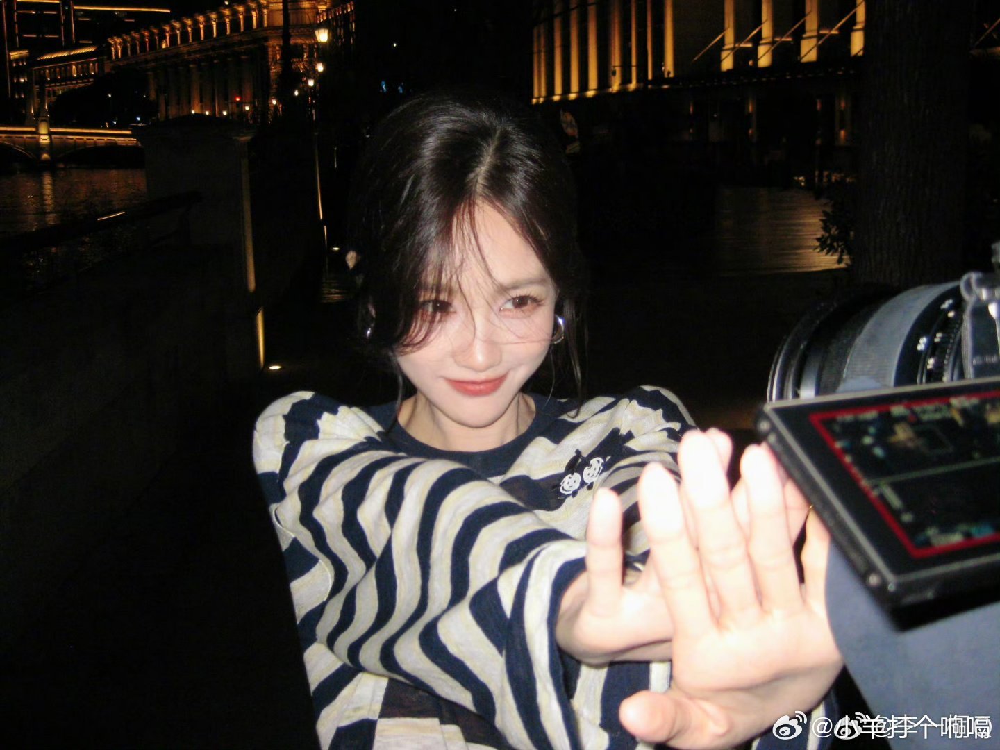 李一桐分享了一组废片李一桐这组“废片”也太有氛围感了吧，夜色里闭眼笑、抬眼望，每