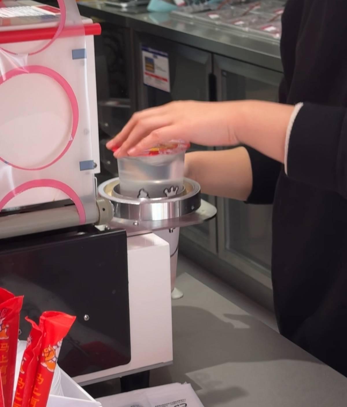 2月17日，江苏女子小庆（化名）在社交平台发了一段视频，说自己带老人外出时遇到的