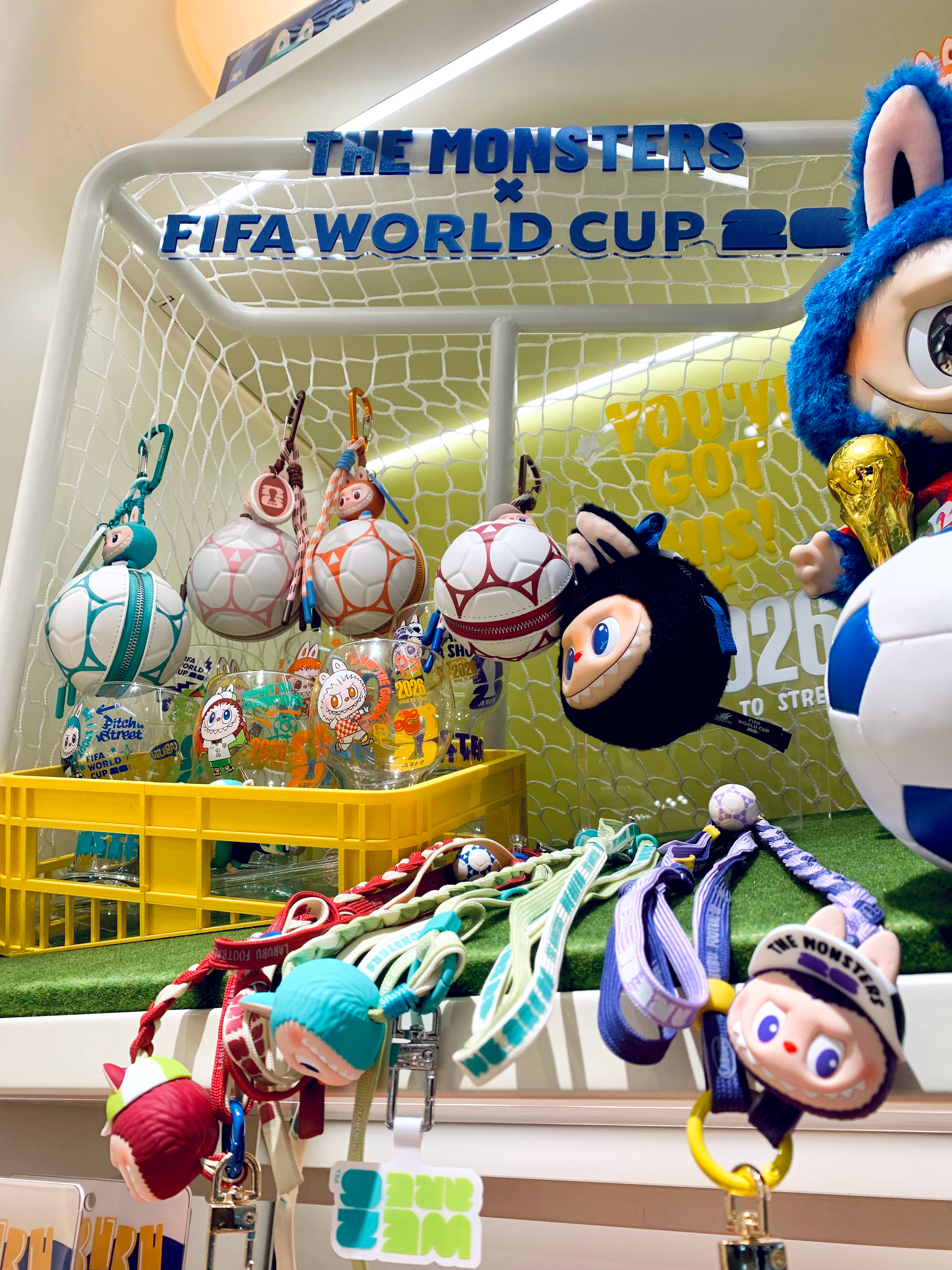 拉布布这世界杯联名款为什么不带小葡萄一起玩没有一款是葡萄红绿配色的。 