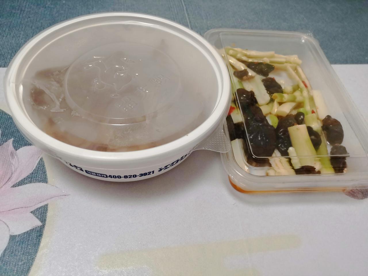 中午，我买了一份38元的卤牛肉，居然免费送了一份鲜笋凉菜，我惊喜之余，老板的一句
