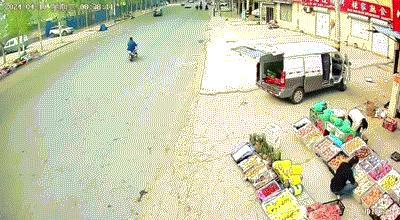 各位法官，水果摊老板的损失谁来赔？