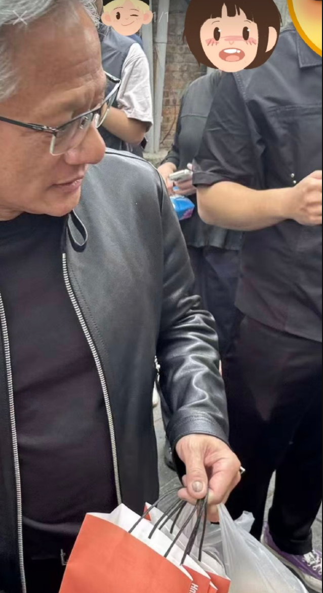 黄仁勋疑似得了灰指甲？近日，网友发现英伟达CEO黄仁勋打卡南锣鼓巷的照片中，疑似