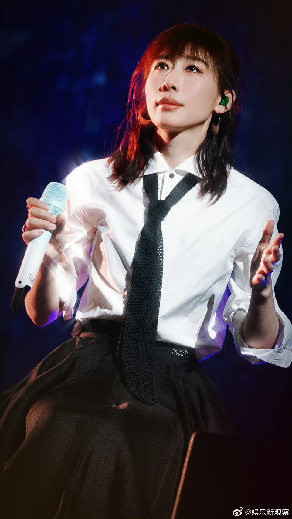 任素汐翻唱一生何求没有花哨演唱技巧，仅凭深情嗓音，把一生何求里的世事浮沉尽数唱出